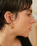 Load image into Gallery viewer, Brincos Huggie Zirconia
