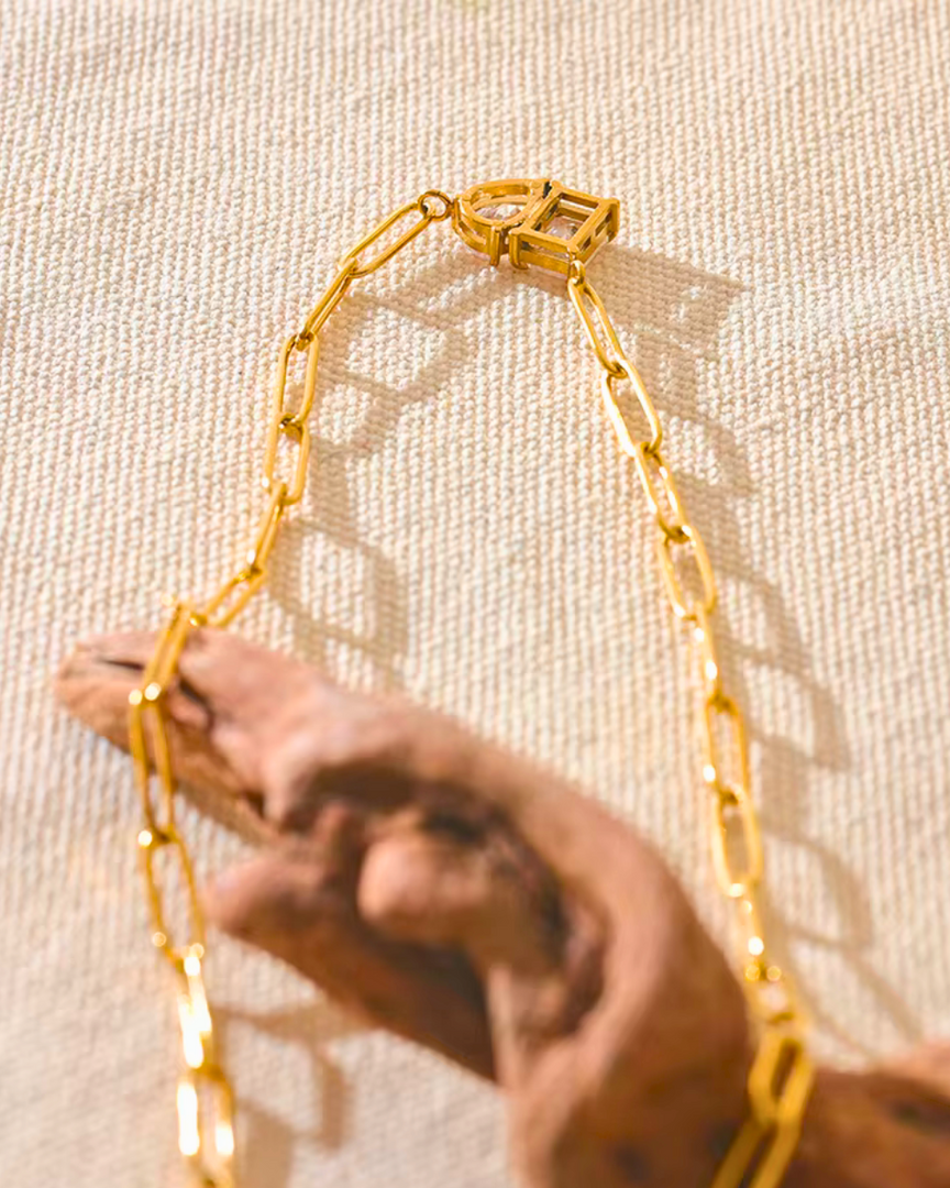 Colar Geométrico Brilho Dourado