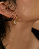 Load image into Gallery viewer, Brincos Huggie Zirconia
